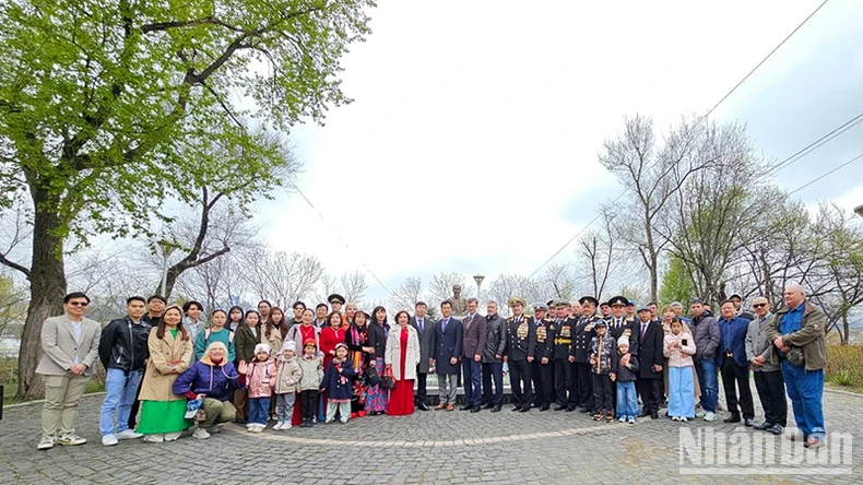 Các đại biểu chụp ảnh lưu niệm tại Tượng đài Chủ tịch Hồ Chí Minh.