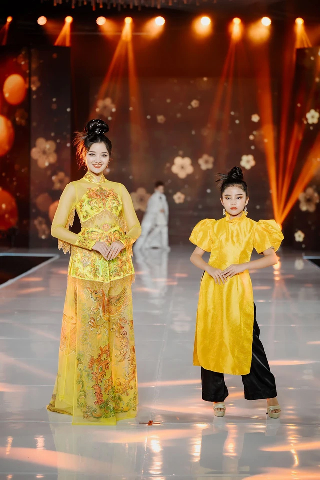 Á hậu toàn cầu hoa hậu Thái Lan Miss Chony Karnt và Á quân Tỏa sáng mẫu nhí Nguyễn Minh Châu. Màu sắc, chất liệu, họa tiết, form dáng... mỗi thiết kế trong bộ sưu tập đều thể hiện sự sáng tạo, tỉ mỉ, trau chuốt, kỹ lưỡng của nhà thiết kế.
