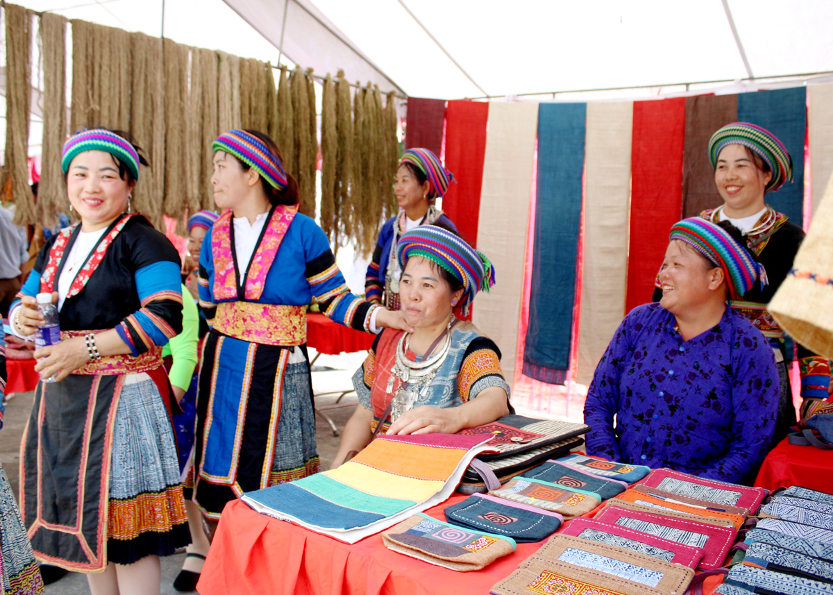 Lễ hội dệt lanh xã Cán Tỷ góp phần phát triển kinh tế du lịch