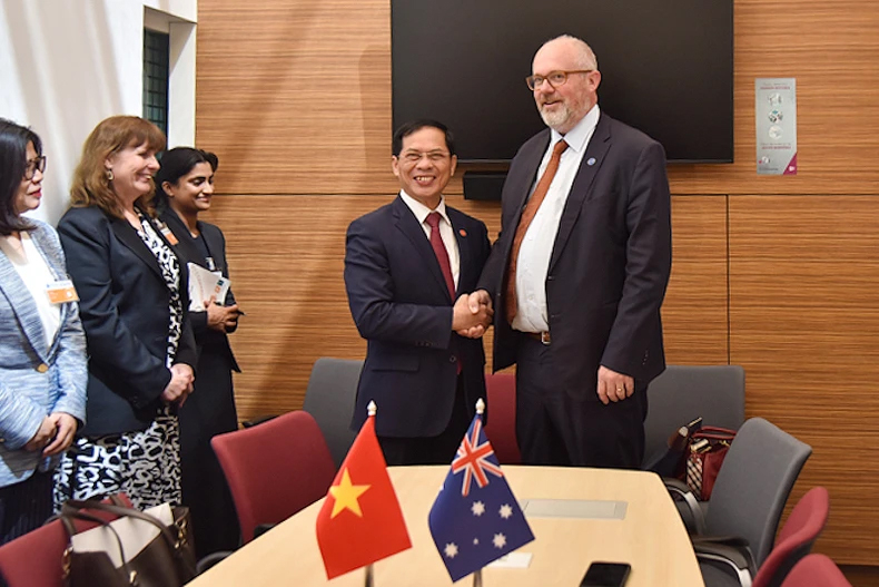 Bộ trưởng Ngoại giao Bùi Thanh Sơn gặp Đồng Bộ trưởng Thương mại và Sản xuất Australia Tim Ayres.