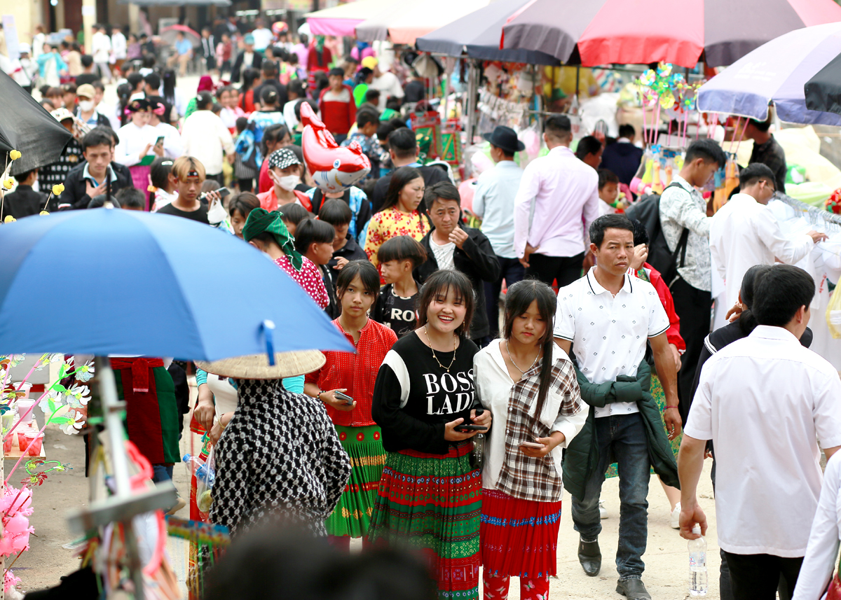 Ngay từ sáng sớm, nhiều người dân và du khách đã có mặt tại khu vực trung tâm xã Khâu Vai để tham gia lễ hội.