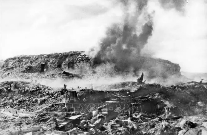 Ngày 6-5-1954, ta mở cuộc tổng công kích vào Điện Biên Phủ. Vào lúc 20 giờ 30 phút, khối bộc phá gần 1.000kg thuốc nổ đã phá tan các lô cốt và hầm ngầm cố thủ của địch trên đồi A1. Ảnh tư liệu: 