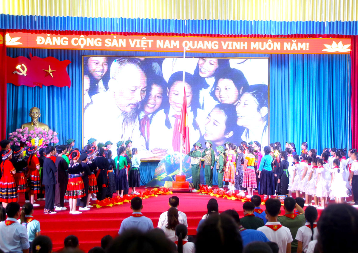 Nghi thức chào cờ khai mạc Đại hội Cháu ngoan Bác Hồ huyện Xín Mần lần thứ IX.