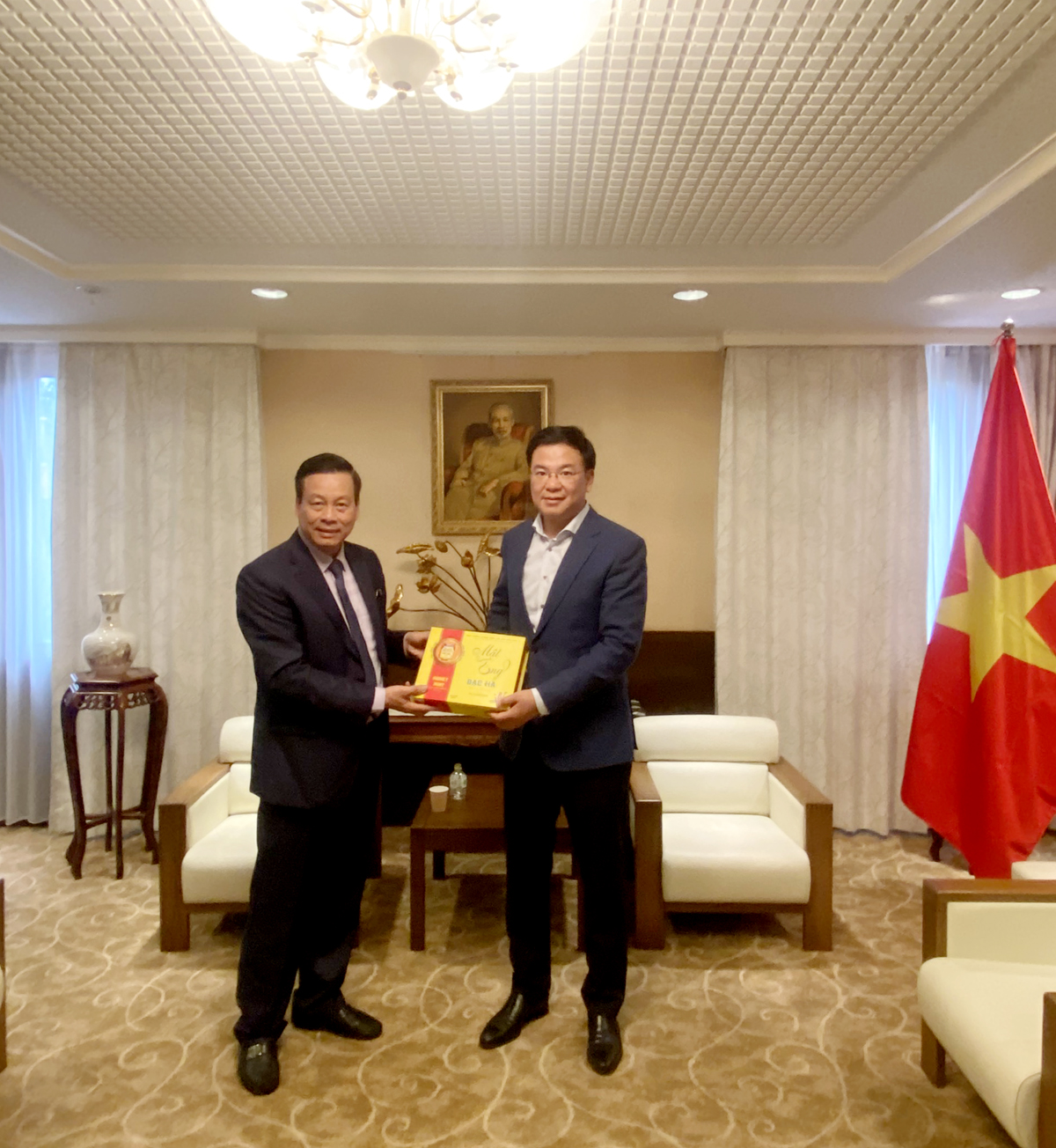 Chủ tịch UBND tỉnh Nguyễn Văn Sơn tặng quà cho Đại sứ quán Việt Nam tại Nhật Bản