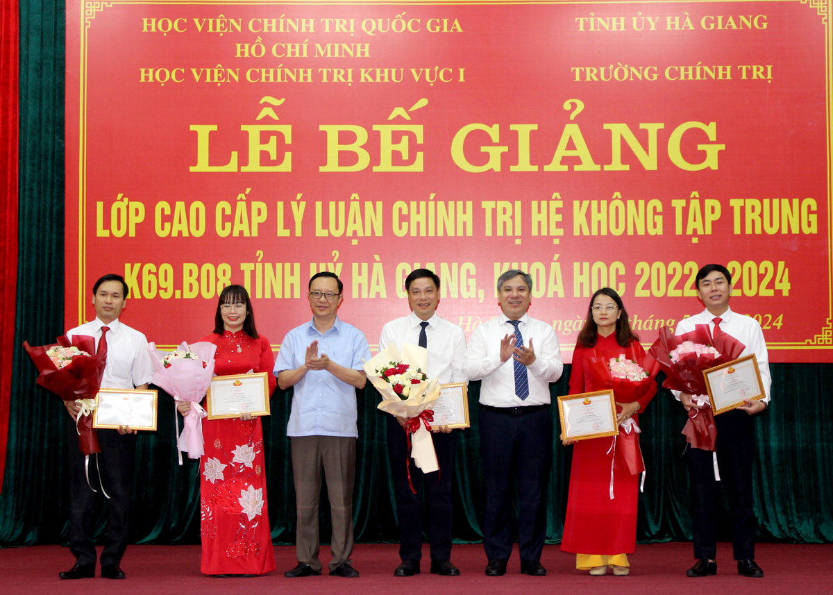 Đồng chí THào Hồng Sơn và lãnh đạo Học viện Chính trị khu vực I trao tặng Giấy khen cho các học viên.