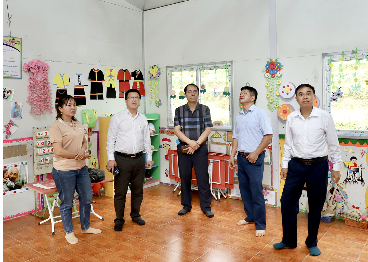 Đồng chí Nguyễn Trung Thu cùng lãnh đạo xã Thượng Sơn kiểm tra cơ sở vật chất điểm trường mầm non thôn Khuổi Luông