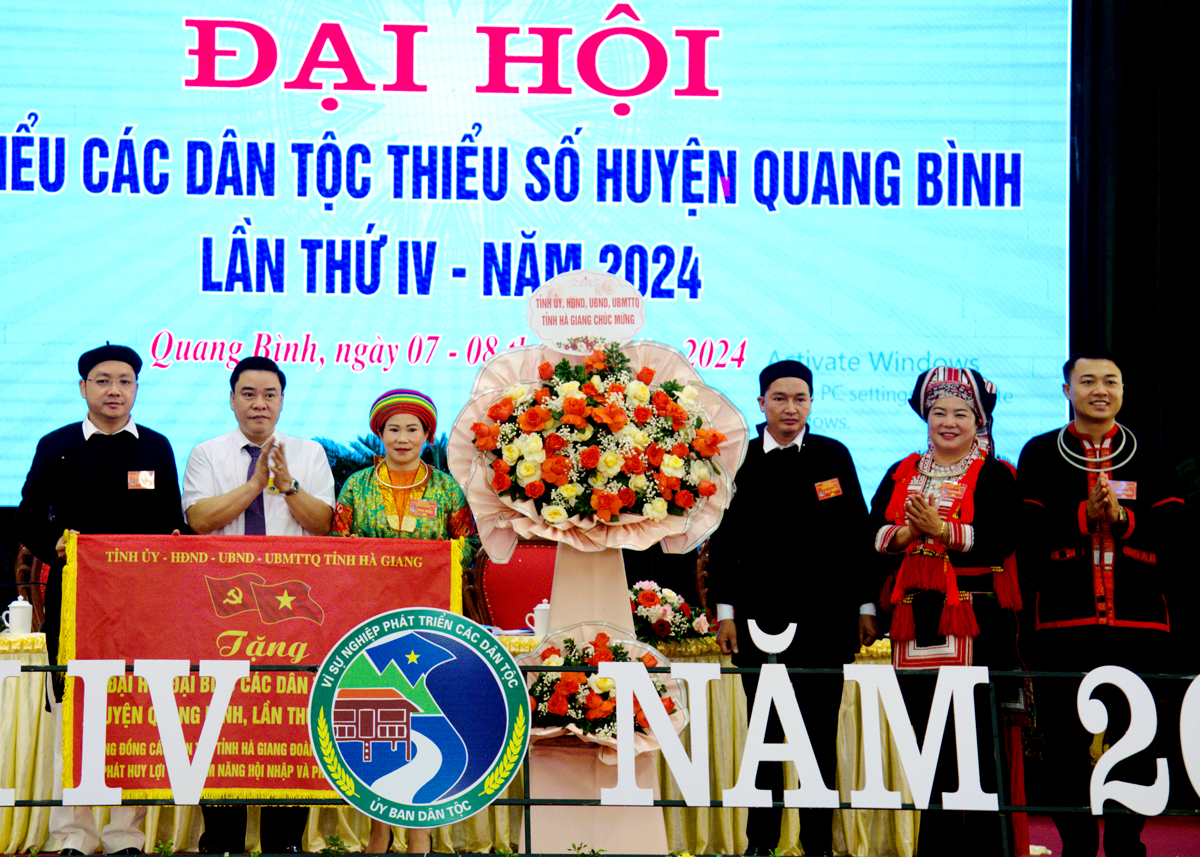 Phó Chủ tịch Thường trực UBND tỉnh Hoàng Gia Long tặng hoa chúc mừng Đại hội.

