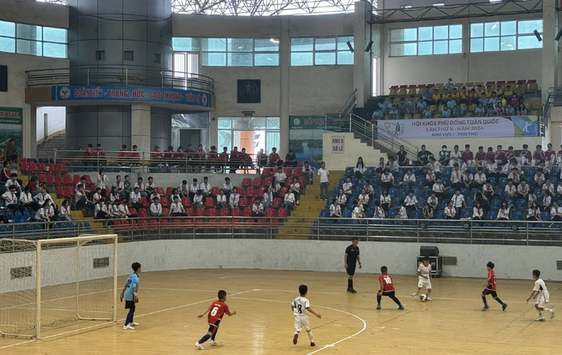 Trận thi đấu bóng đá lứa tuổi tiểu học giữa đội chủ nhà Phú Thọ và đội Cao Bằng.