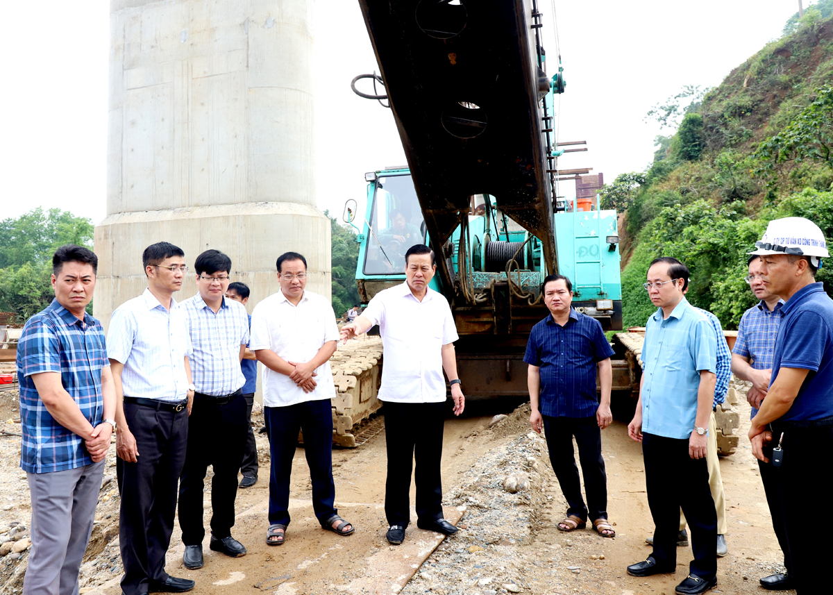 Chủ tịch UBND tỉnh Nguyễn Văn Sơn chỉ đạo công tác thi công cầu đầu tuyến thuộc địa phận xã Tân Quang.