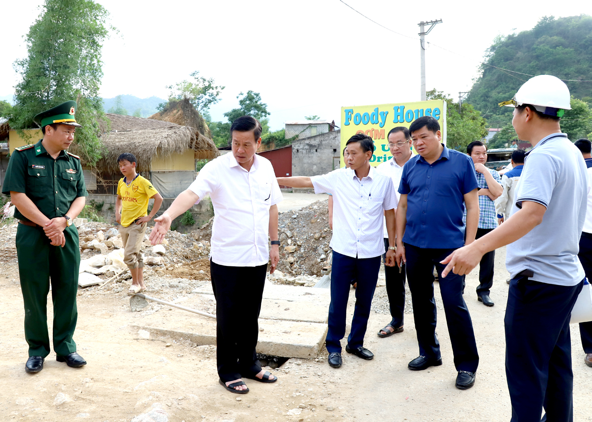 Chủ tịch UBND tỉnh Nguyễn Văn Sơn chỉ đạo biện pháp thi công các hạng mục an toàn giao thông.
