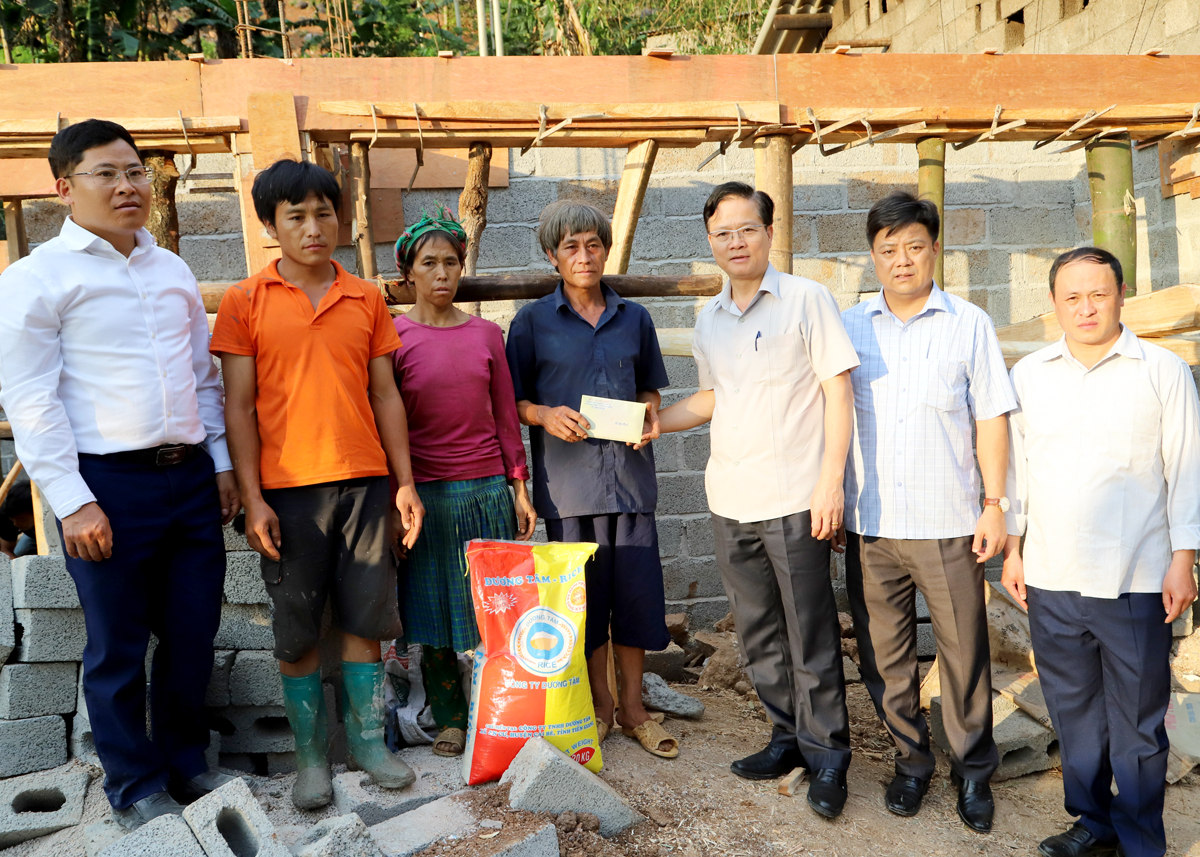 Chủ nhiệm UBKT Tỉnh ủy Trần Quang Minh trao tiền cho gia đình ông Cử Mí Sử, thôn Thín Ngài, xã Thượng Phùng.