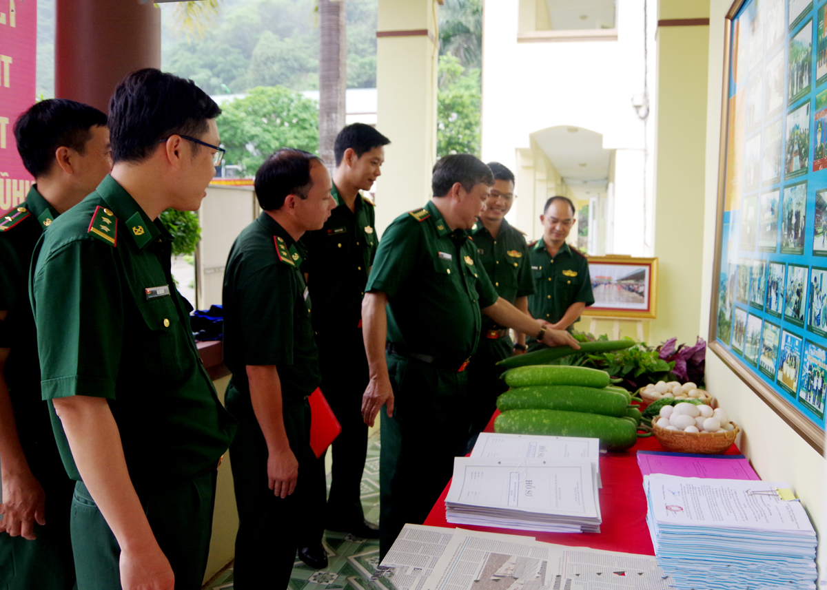 Các đại biểu tham quan sản phẩm tăng gia, mô hình huấn luyện của Đồn Biên phòng CKQT Thanh Thủy.