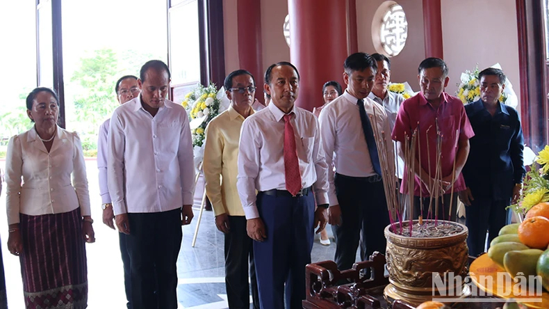 Đoàn đại biểu lãnh đạo tỉnh Khammouane (Lào) dâng hương tưởng niệm Chủ tịch Hồ Chí Minh. 