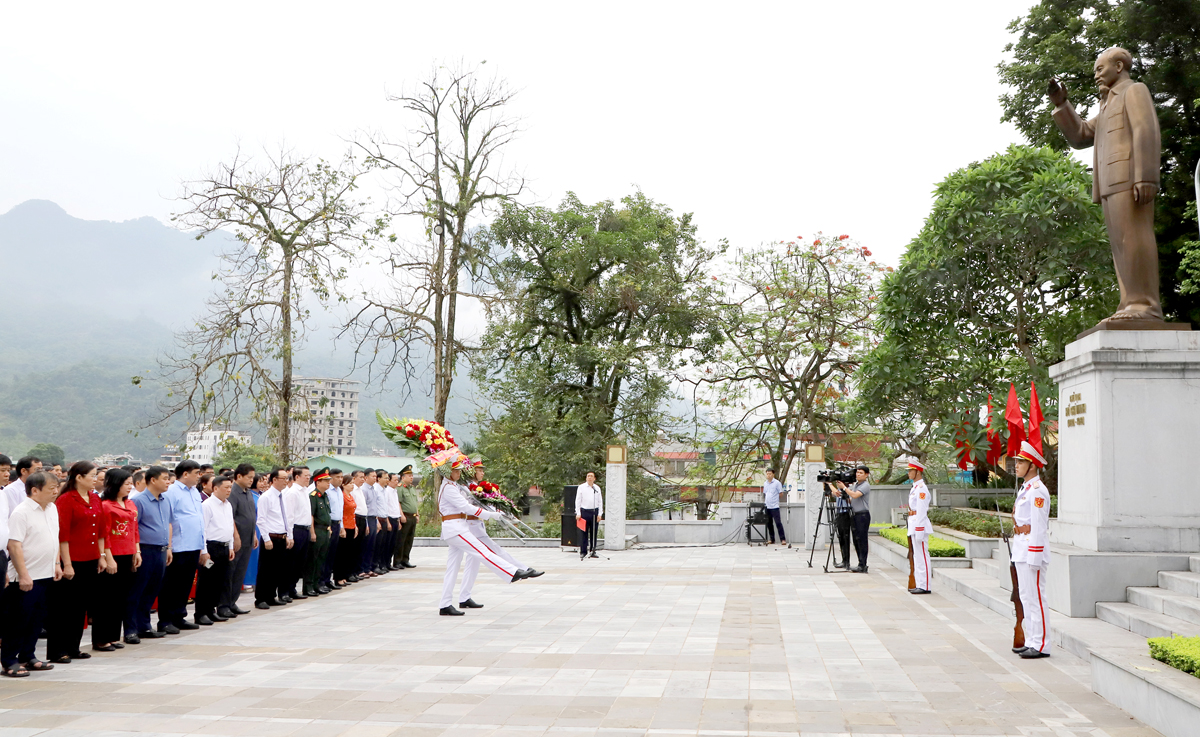 Đoàn đại biểu Tỉnh ủy, Đoàn ĐBQH, HĐND, UBND, Ủy ban MTTQ tỉnh do đồng chí Thào Hồng Sơn, Phó Bí thư Thường trực Tỉnh ủy, Chủ tịch HĐND tỉnh chủ trì, dâng hoa tại Tượng đài Bác Hồ.