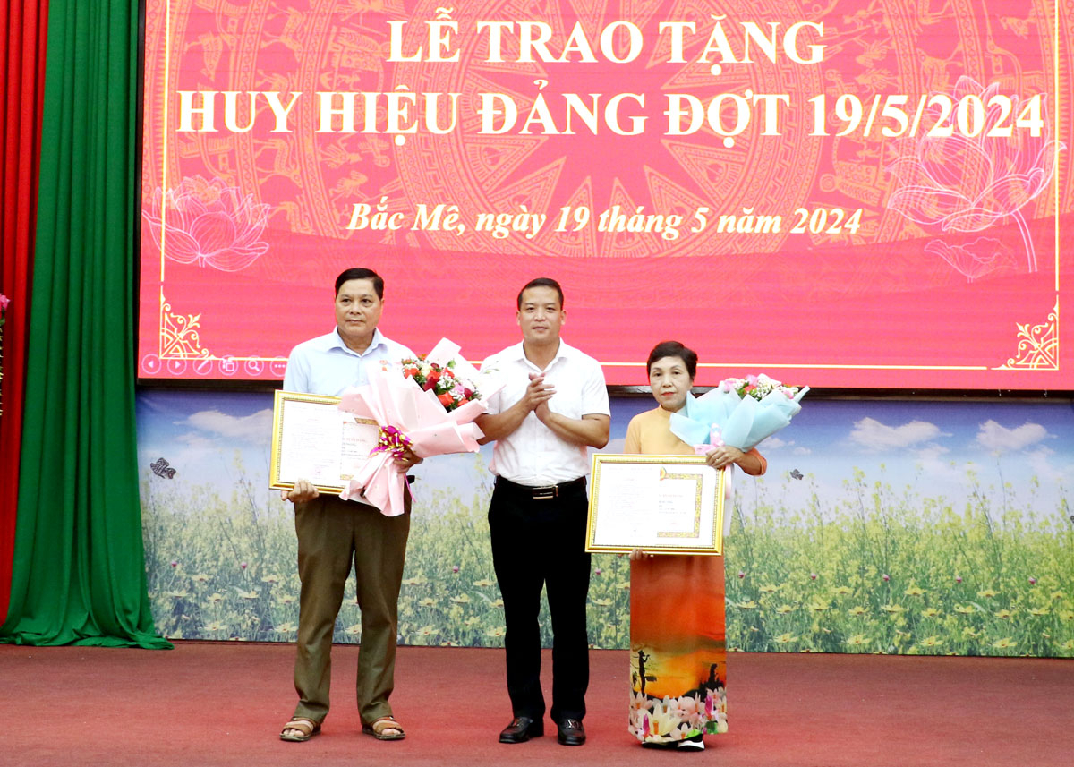 Lãnh đạo huyện Bắc Mê trao Huy hiệu 40 tuổi Đảng cho 2 đảng viên