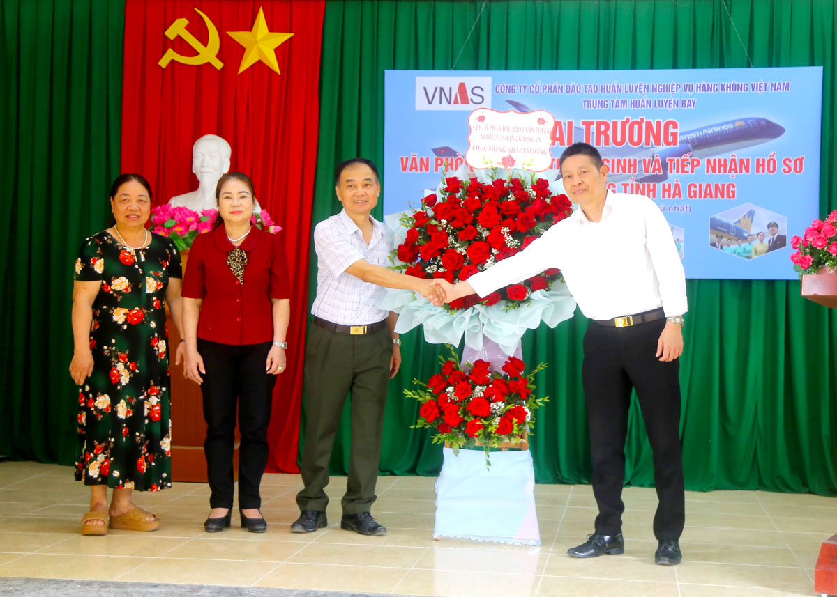 Ông Nguyễn Văn Dụ, Phó Giám đốc Công ty Cổ phần Đào tạo huấn luyện nghiệp vụ Hàng không Việt Nam tặng hoa chúc mừng đại diện Văn phòng.
