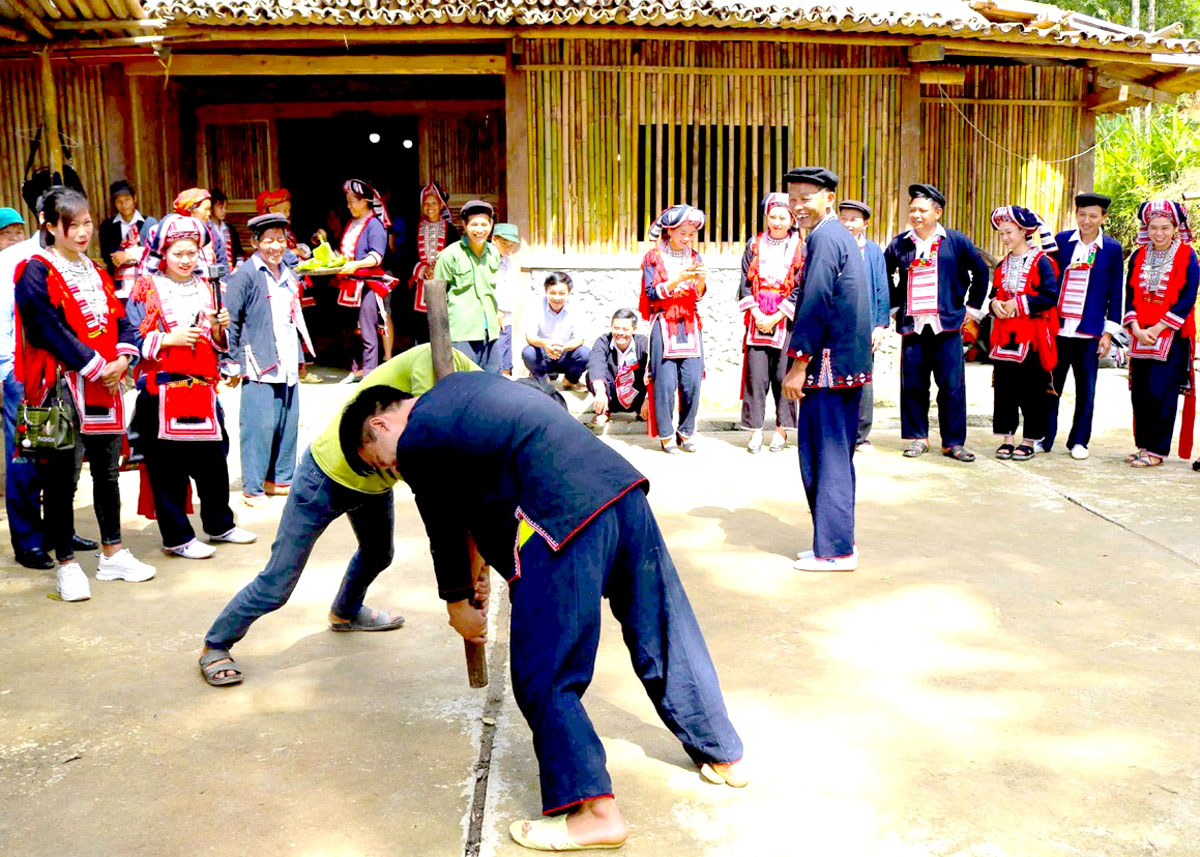 Trò chơi Vật chày trong Lễ cúng Bàn Vương của người Dao đỏ Hoàng Su Phì.