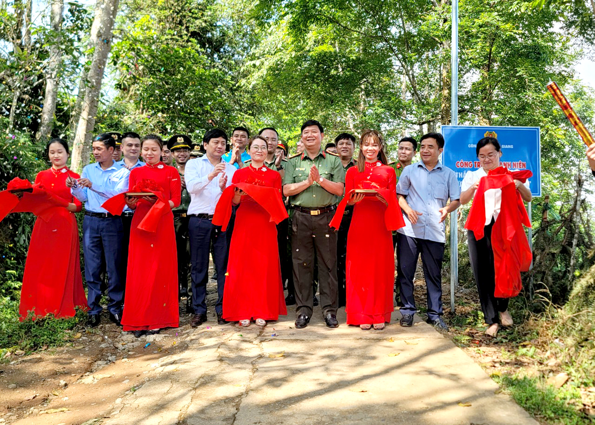Lãnh đạo Công an tỉnh, huyện Xín Mần và các nhà tài trợ cắt băng khánh thành công trình thanh niên “Thắp sáng đường quê giữ gìn an ninh trật tự” ở xã Nàn Ma.