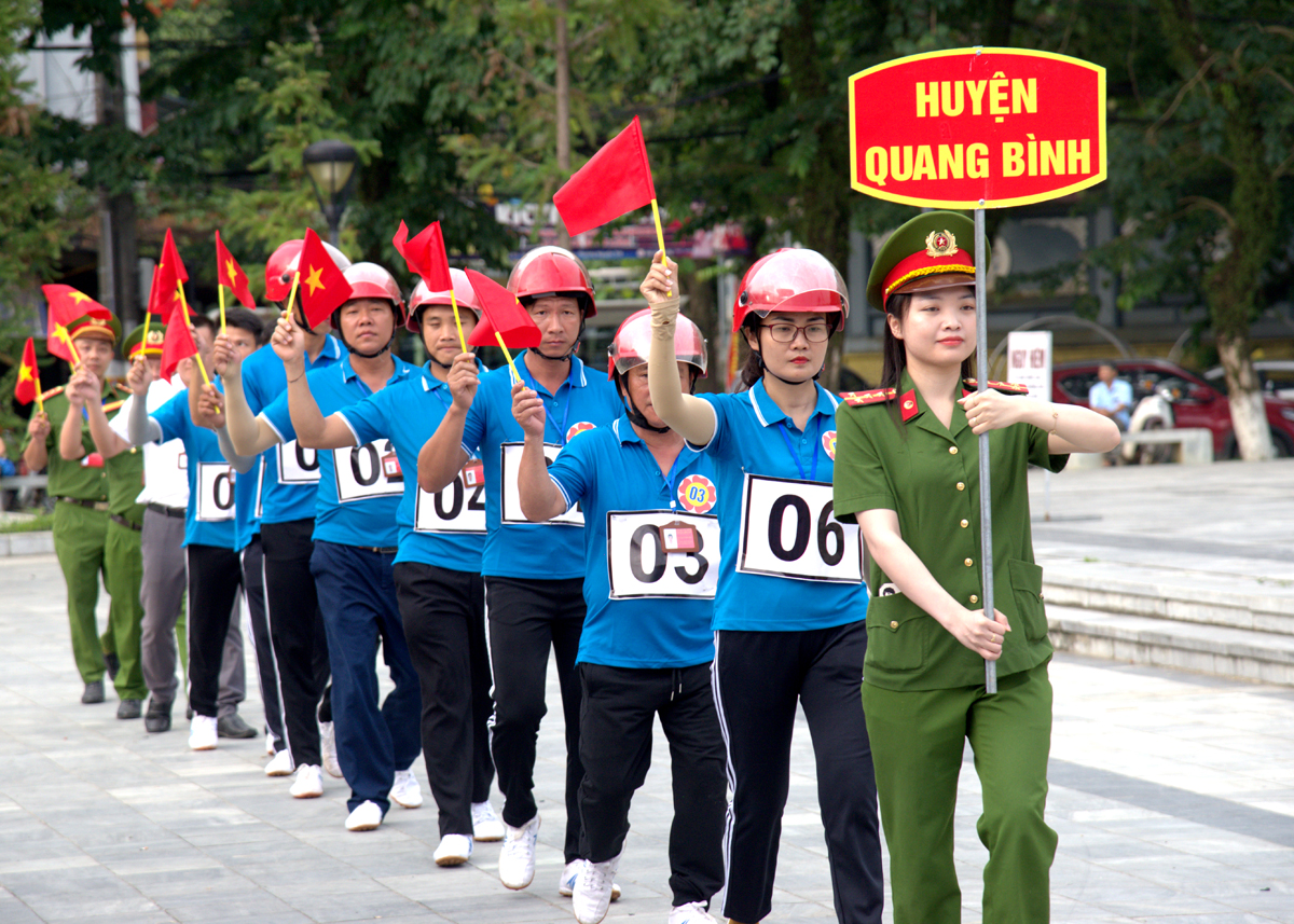 Đội thi đến từ huyện Quang Bình tham gia diễu hành.