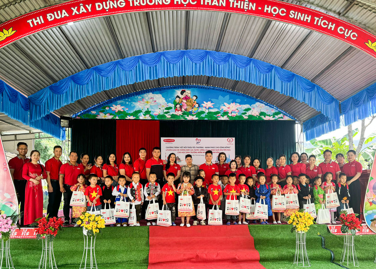 Đại diện Dai-ichi Life VN và Trường Mầm non xã Thanh Vân trao 135 phần quà khuyến học và dinh dưỡng cho các em học sinh.
