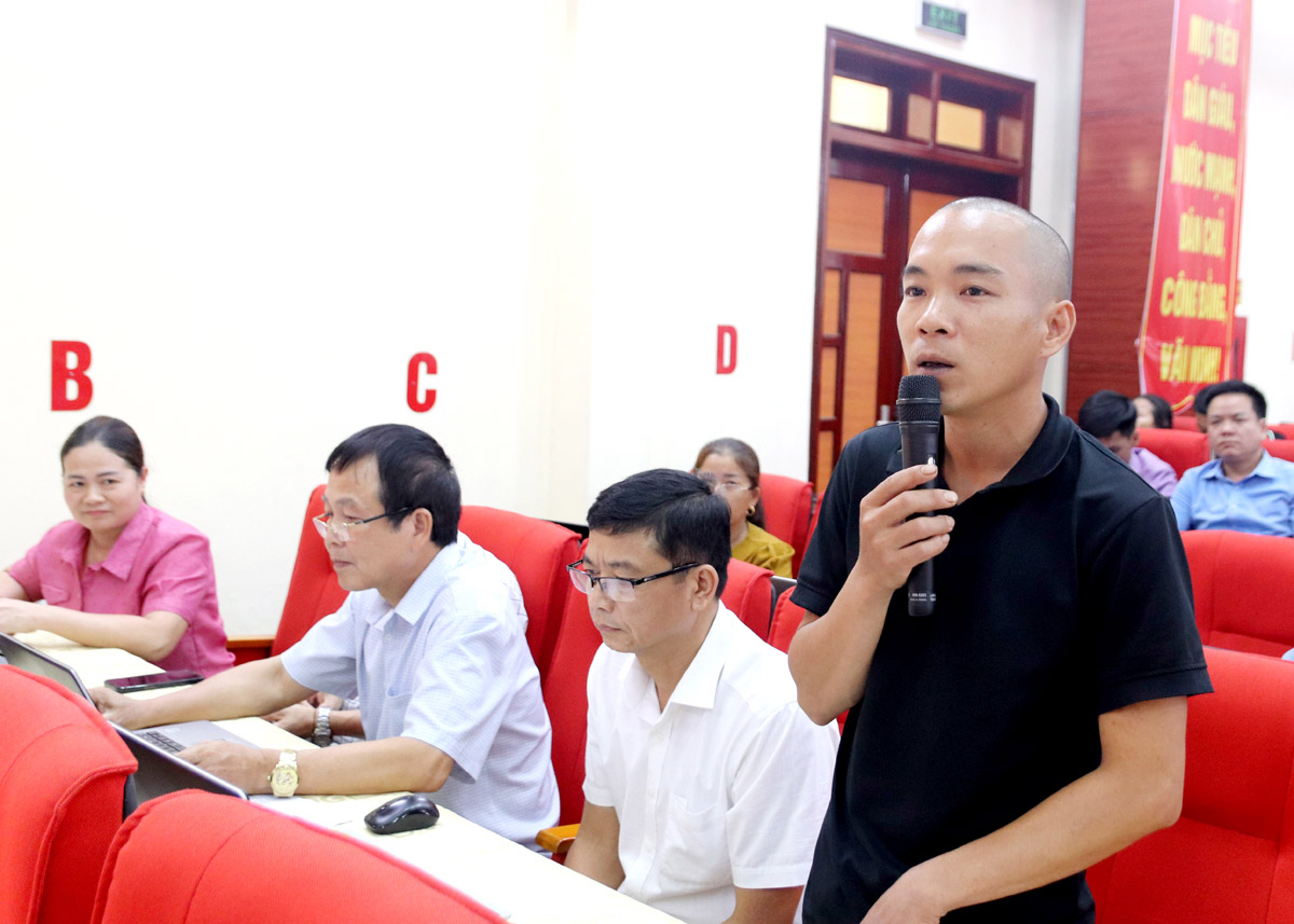 Anh Nguyễn Thành Luân, xã Đồng Yên chia sẻ kinh nghiệm cải tạo vườn tạp của gia đình.