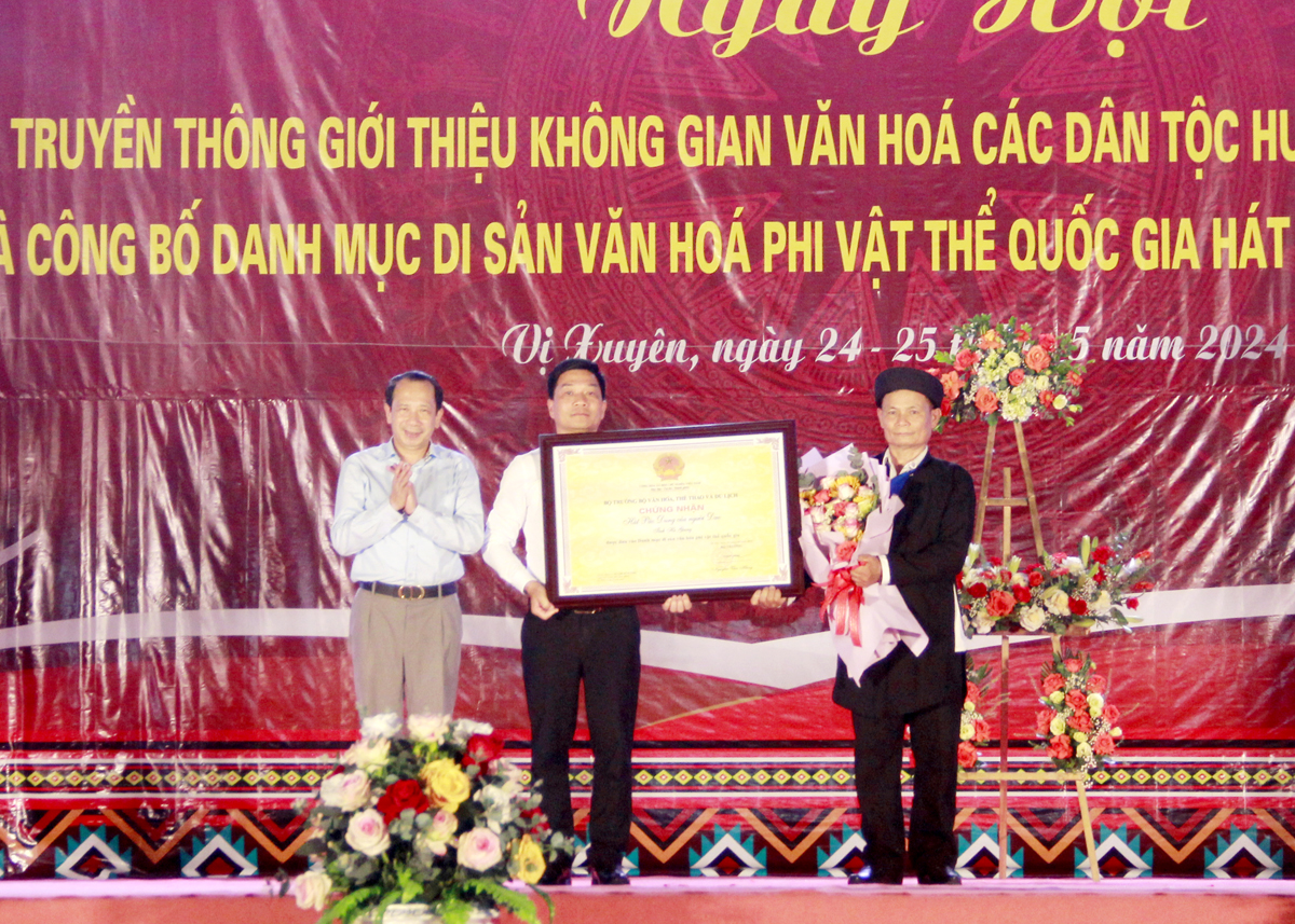 Phó Chủ tịch UBND tỉnh Trần Đức Quý trao Bằng công nhận Di sản văn hóa phi vật thể Quốc gia hát Páo dung của người Dao cho huyện Vị Xuyên.