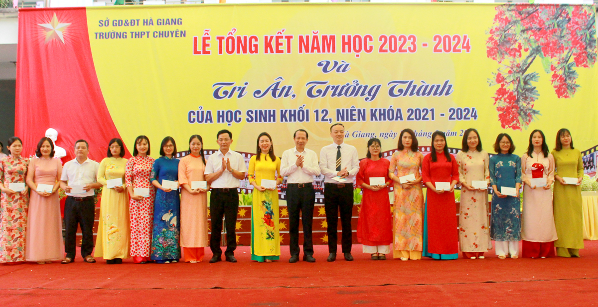 Các thầy, cô giáo có học sinh đoạt giải trong kỳ thi chọn HSG Quốc gia năm học 2023-2024 được khen thưởng tại buổi lễ