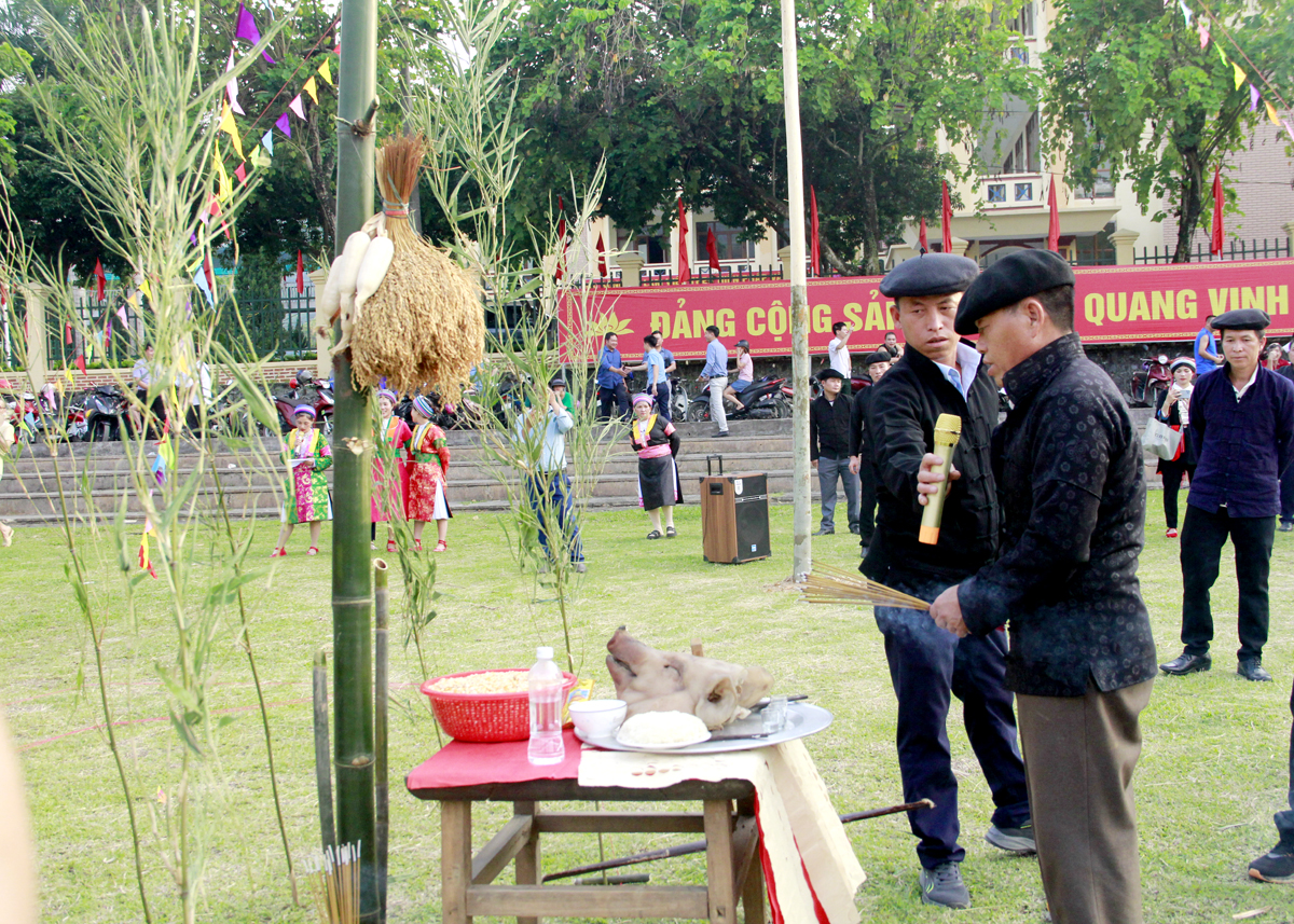 Cúng lễ dựng cây nêu của người Mông để cầu cho mưa thuận gió hòa, mùa màng tươi tốt.