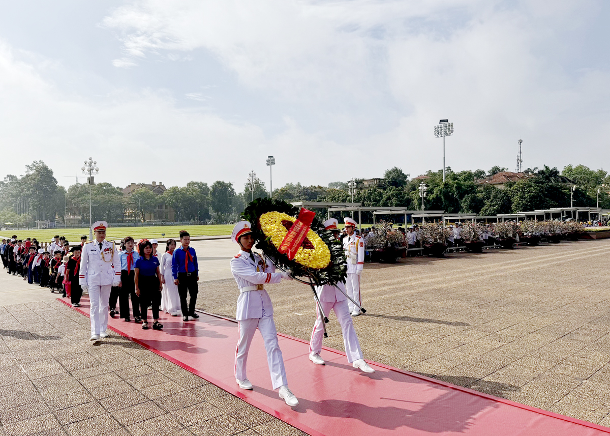 Đoàn dâng hoa viếng Lăng Chủ tịch Hồ Chí Minh. Ảnh: Mạnh Cường 