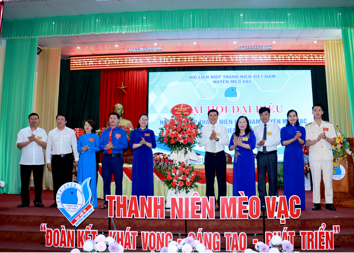 Lãnh đạo huyện Mèo Vạc tặng hoa chúc mừng Đại hội.