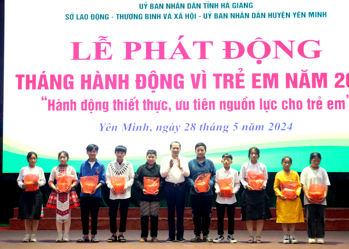 Phó Chủ tịch UBND tỉnh Trần Đức Quý tặng quà của Quỹ Bảo trợ trẻ em tỉnh cho học sinh vượt khó huyện Yên Minh.