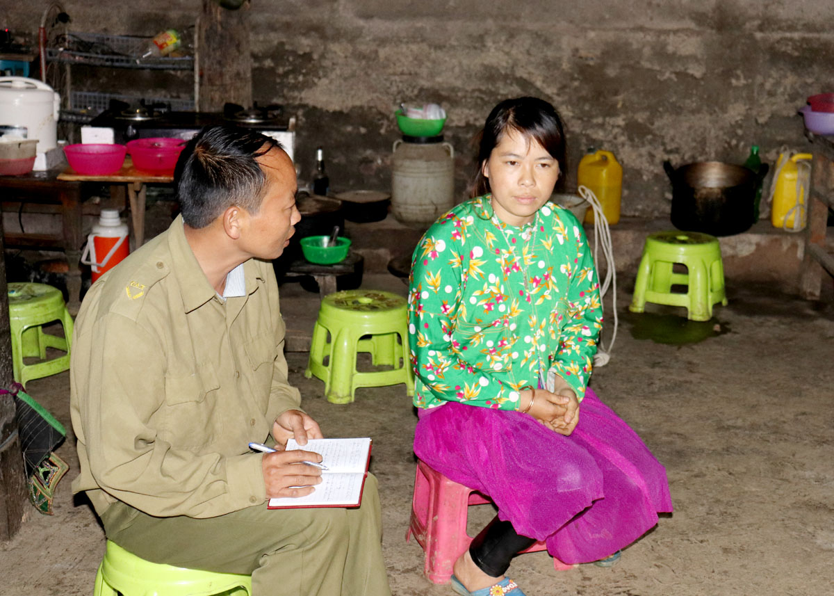 Công an viên thôn Khó Chớ, xã Vần Chải (Đồng Văn) khai thác thông tin người dân sau khi đi làm ăn trở về địa phương
