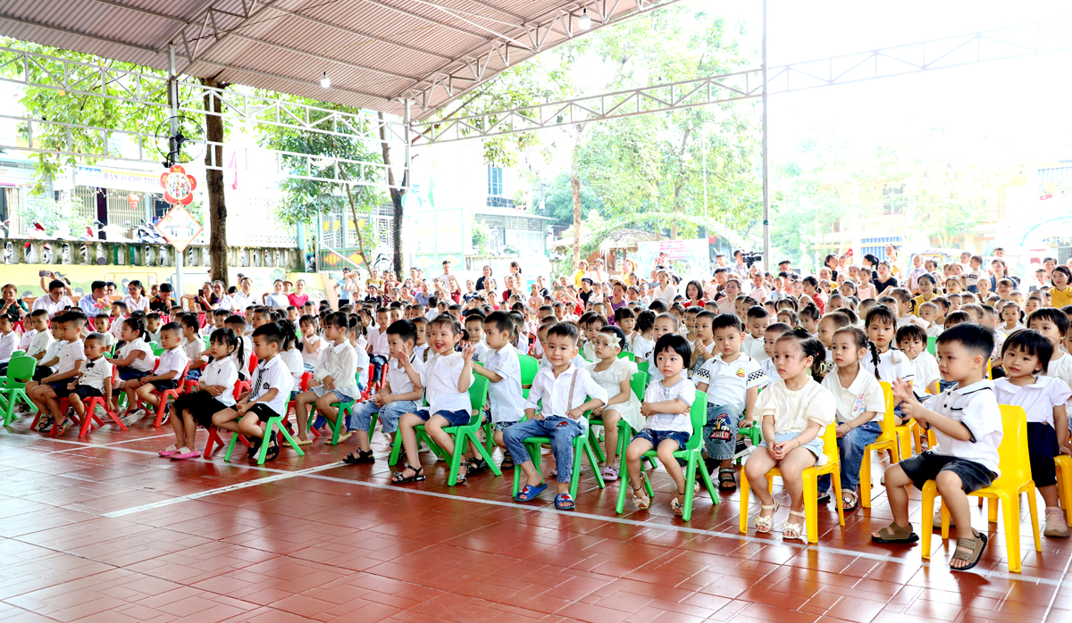 Các cháu Trường Mầm non Hoa Sen tham gia chương trình Tết Thiếu nhi.