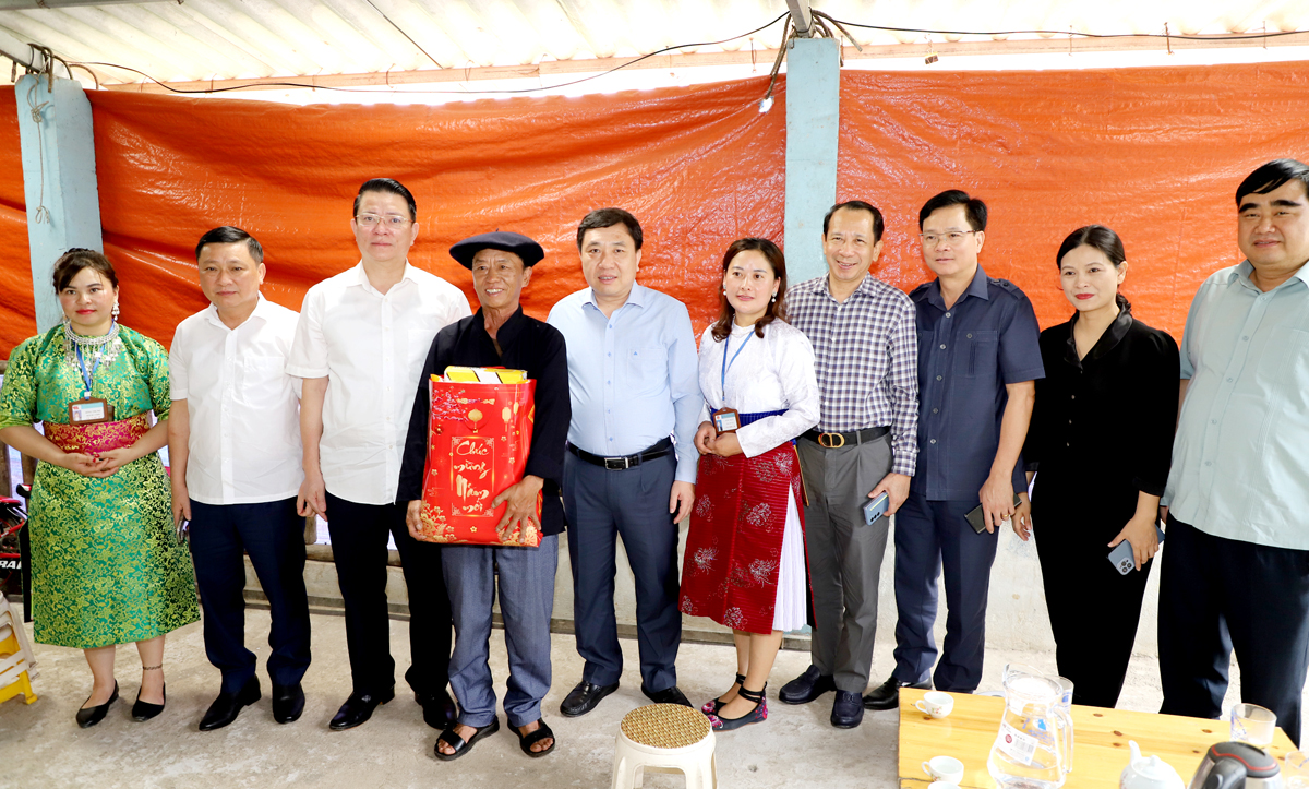 Acting Secretary of the Provincial Party Committee Nguyen Manh Dung presents gifts to prestigious people in Sung Lu Village.