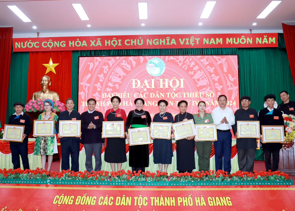 Nhiều cá nhân có thành tích xuất sắc trong công tác dân tộc, giai đoạn 2019 – 2024 được nhận Giấy khen của Chủ tịch UBND thành phố Hà Giang.