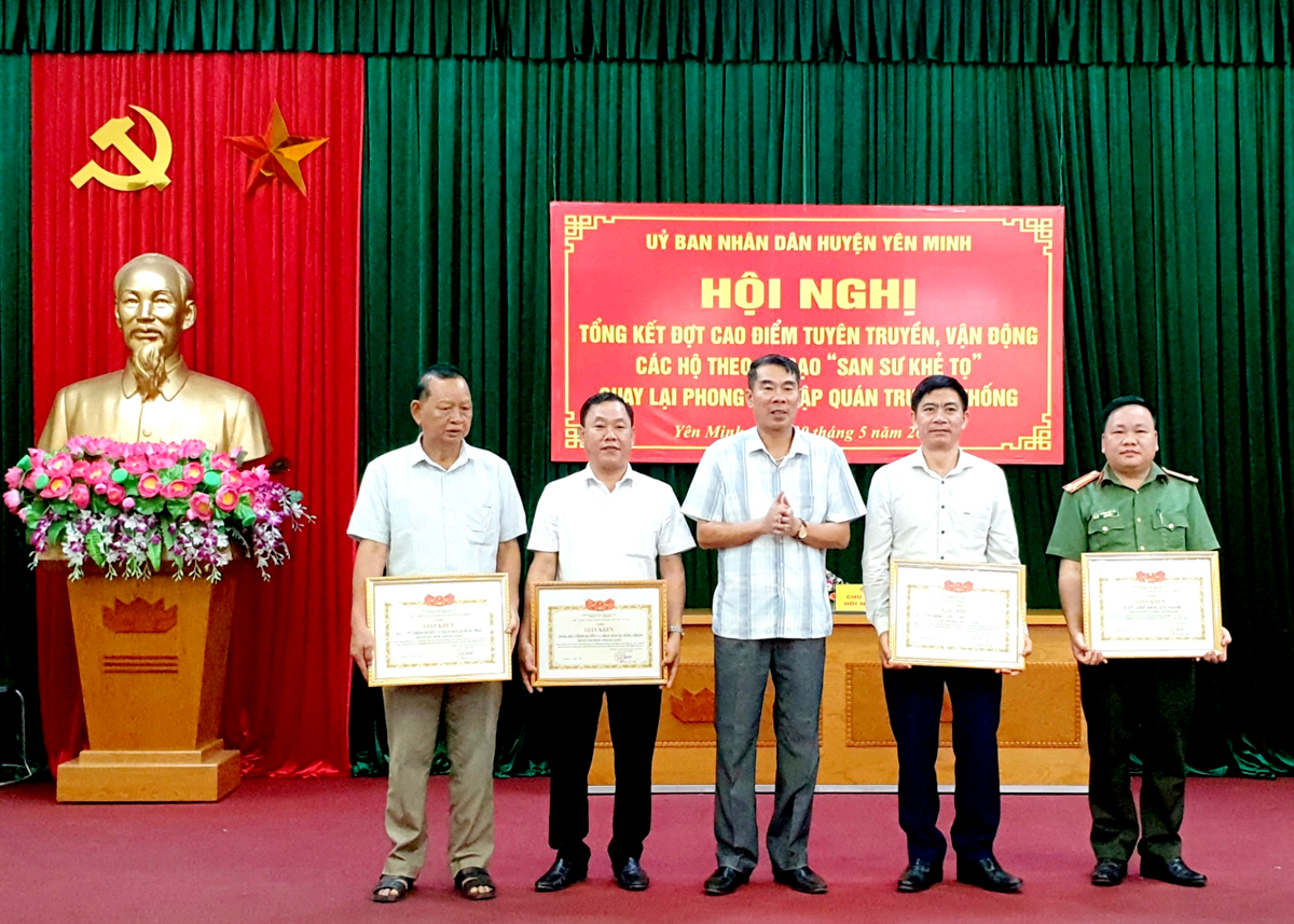 Lãnh đạo huyện Yên Minh tặng Giấy khen cho các tập thể, cá nhân có thành tích xuất sắc trong thực hiện cao điểm.