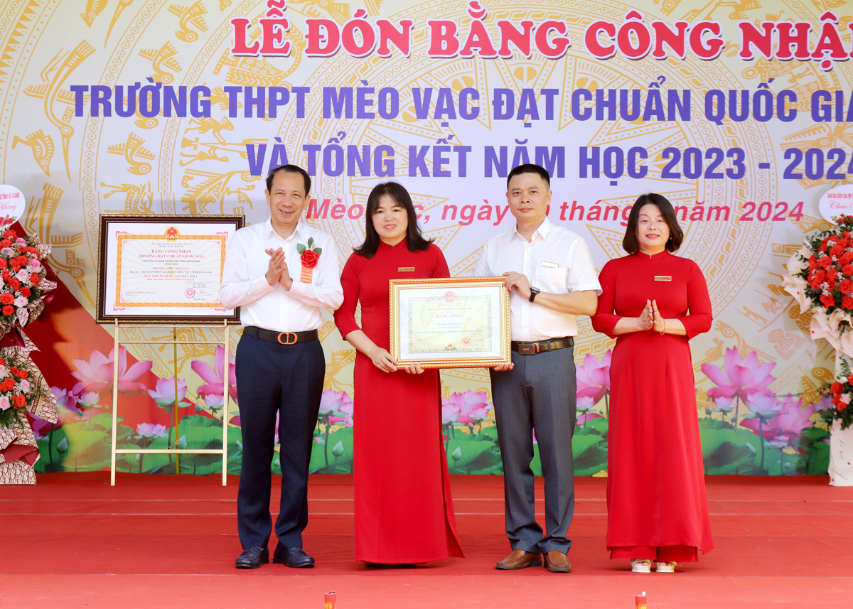 Phó Chủ tịch UBND tỉnh Trần Đức Quý trao Bằng khen của Chủ tịch UBND tỉnh cho tập thể nhà trường.