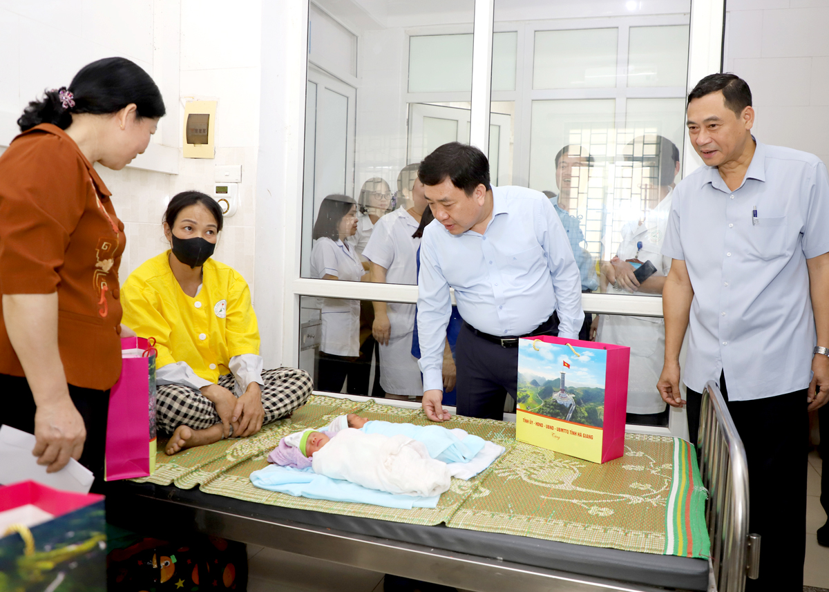 Acting Secretary of the Provincial Party Committee Nguyen Manh Dung presents gifts and congratulates the newborn twins at the Provincial General Hospital.