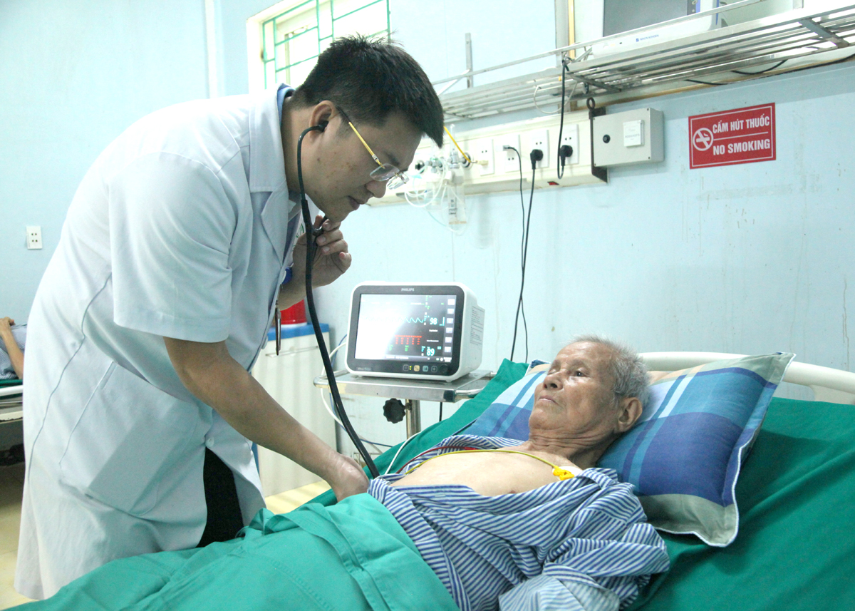Bác sỹ Trịnh Tiến Hùng, Trưởng Khoa Tim mạch thăm khám cho bệnh nhân Hoàng Văn Thái.