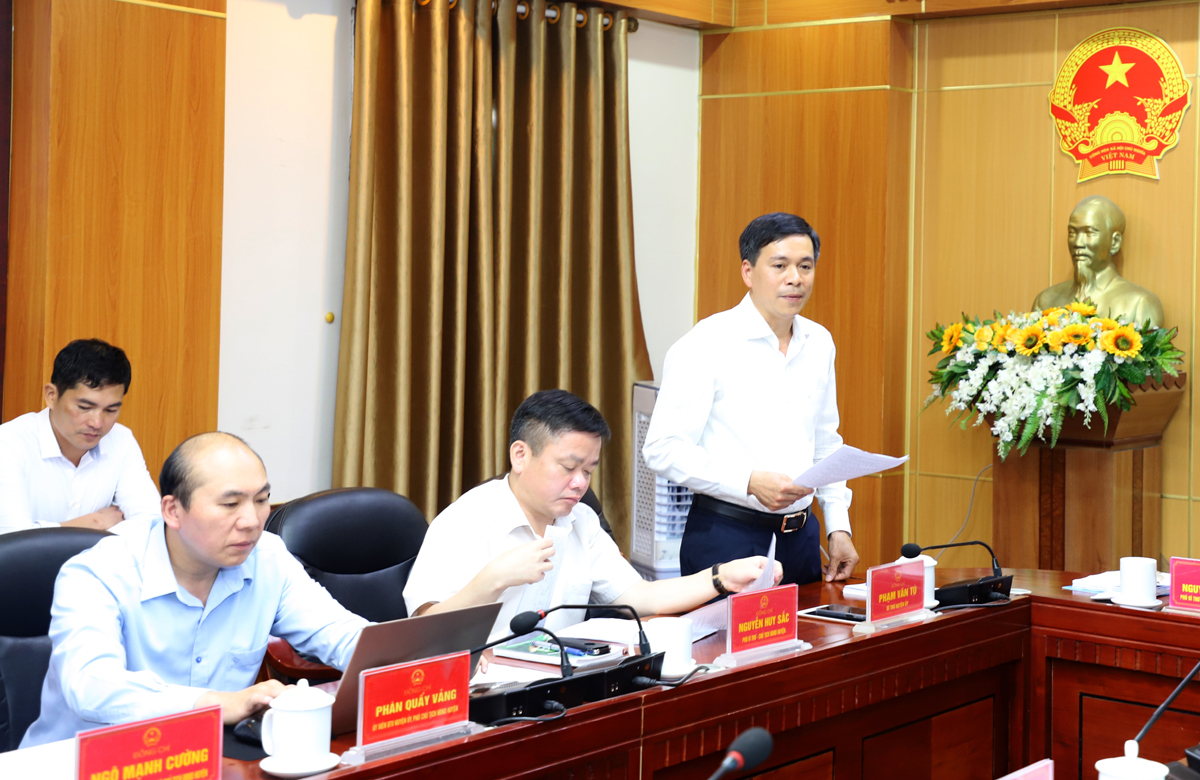 Bí thư Huyện ủy Mèo Vạc Phạm Văn Tú phát biểu tại buổi làm việc.