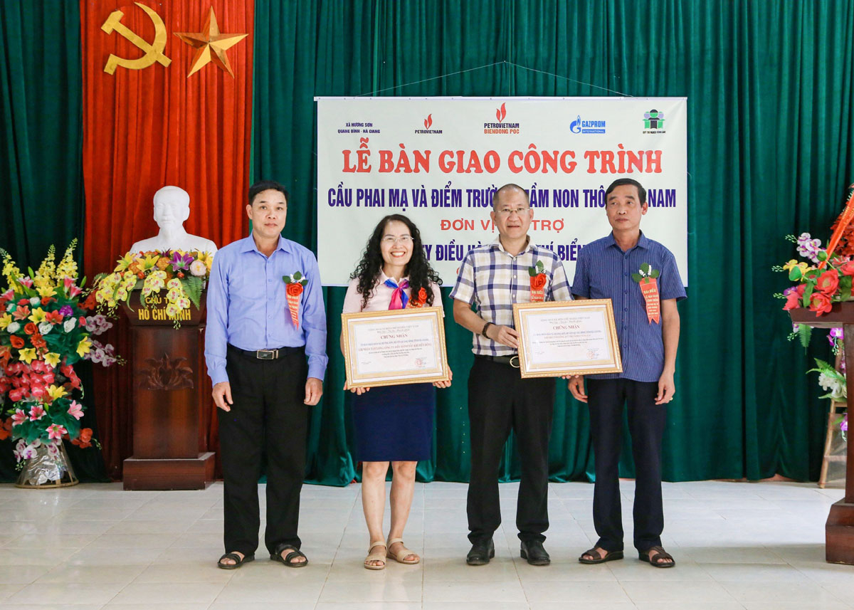 Lãnh đạo huyện Quang Bình và xã Hương Sơn tri ân tấm lòng, sự đóng góp của các nhà hảo tâm đối với địa phương.