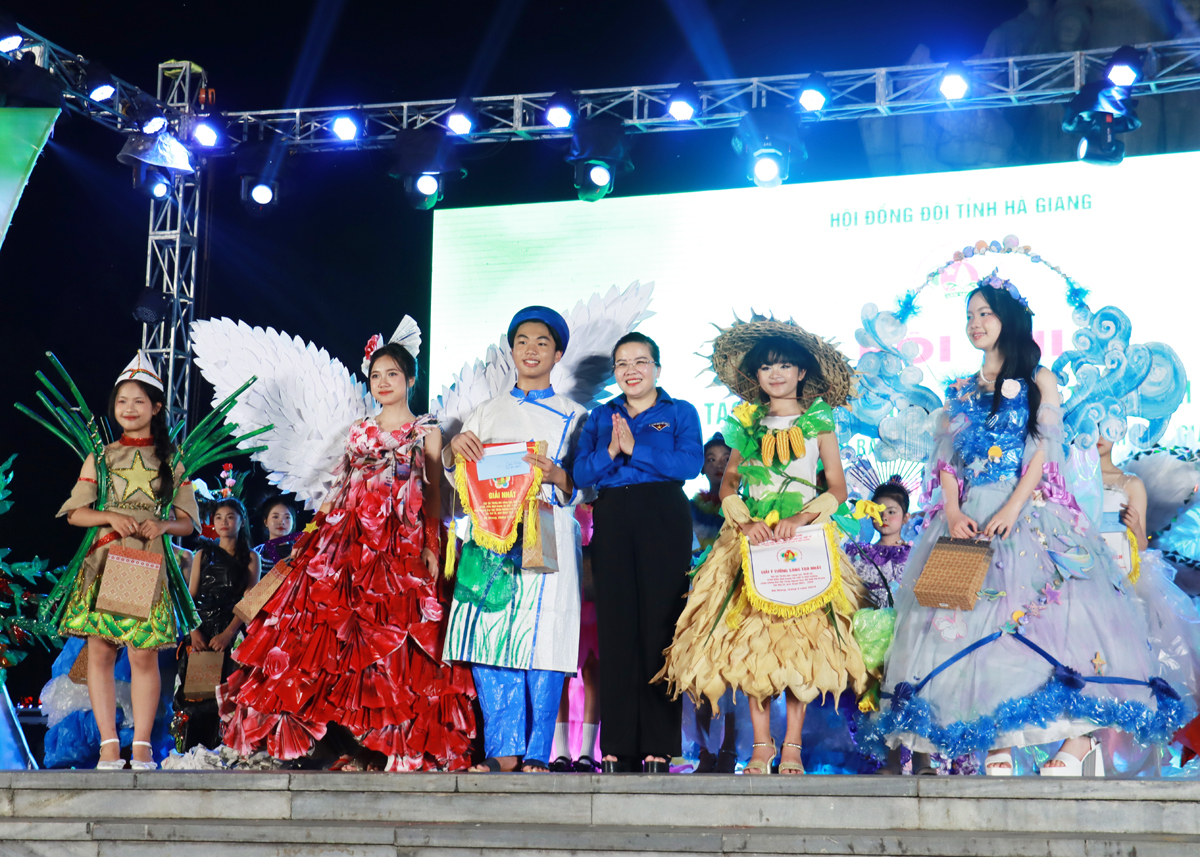 Ban tổ chức trao giải Nhất cho đội thành phố Hà Giang.