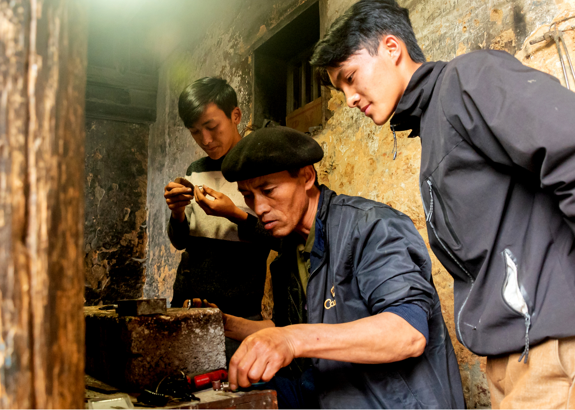 His familys silver carving craft has been preserved and passed down through many generations, so the silver carvers are all blood relatives. 