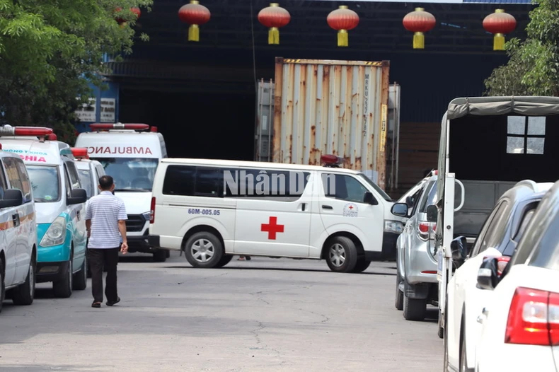 Hơn 10 xe cứu thương đã được điều động đến bên trong công ty.