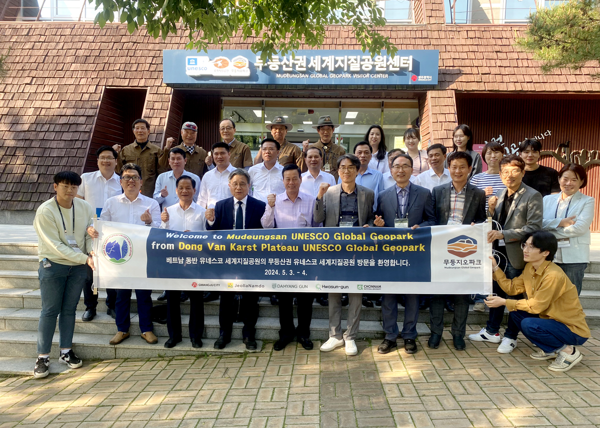 Đoàn công tác tỉnh Hà Giang chụp ảnh lưu niệm cùng BQL CVĐC toàn cầu UNESCO Mudeungsan tại Trung tâm du khách.