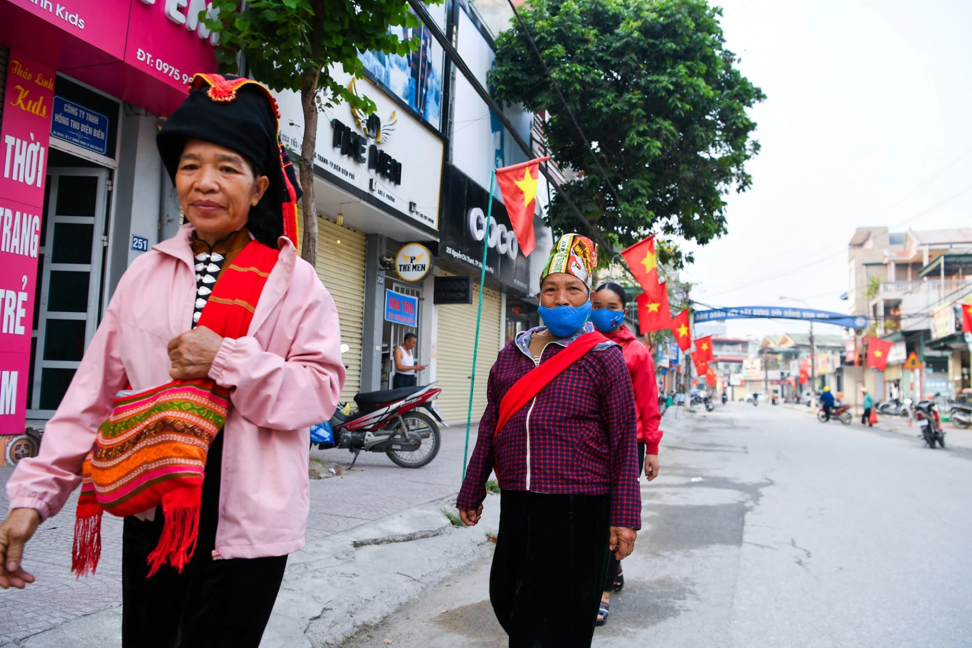Đồng bào các dân tộc tỉnh Điện Biên cũng có mặt từ rất sớm để có thể chứng kiến màn diễu binh hoành tráng.