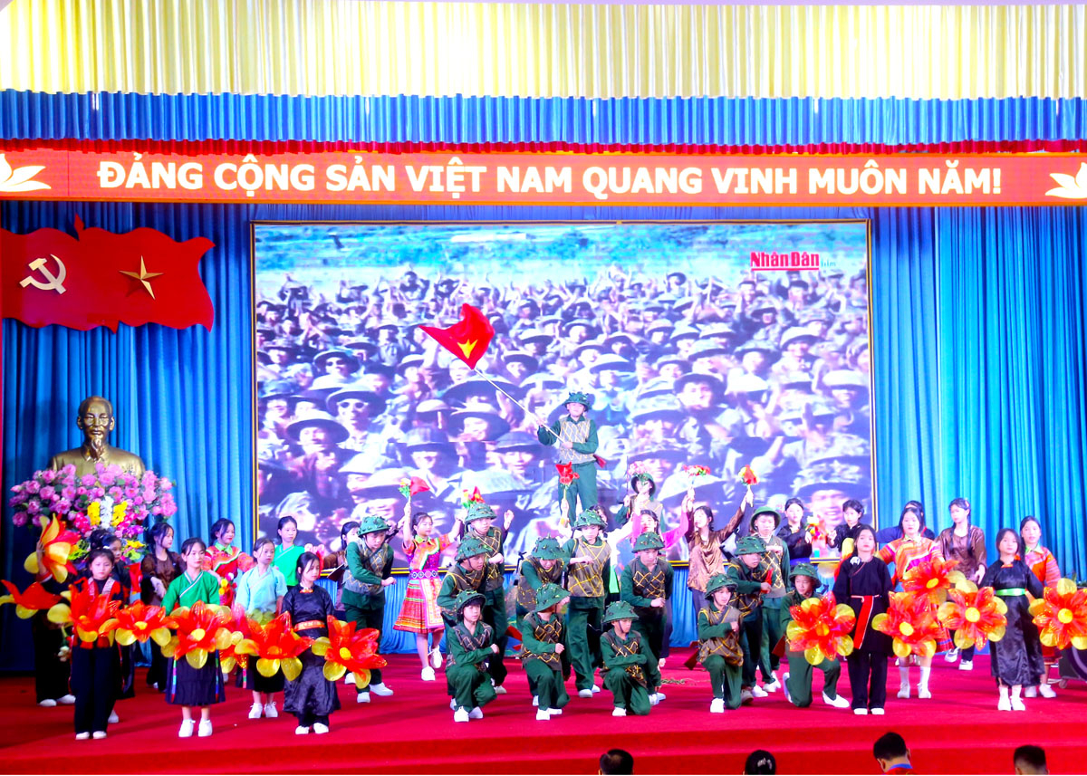 Tiết mục nghệ thuật tái hiện chiến thắng Điện Biên Phủ do các em thiếu nhi biểu diễn tại Đại hội.