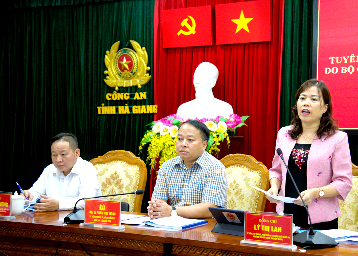 Đồng chí Lý Thị Lan, Phó Trưởng đoàn chuyên trách Đoàn ĐBQH khóa XV đơn vị tỉnh Hà Giang phát biểu tại hội nghị. 