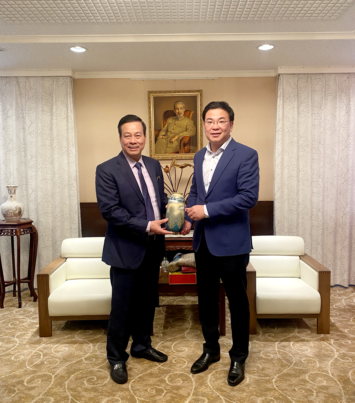 Đồng chí Phạm Quang Hiệu - Đại sứ đặc mệnh toàn quyền Việt Nam tại Nhật Bản tặng quà Chủ tịch UBND tỉnh Nguyễn Văn Sơn.