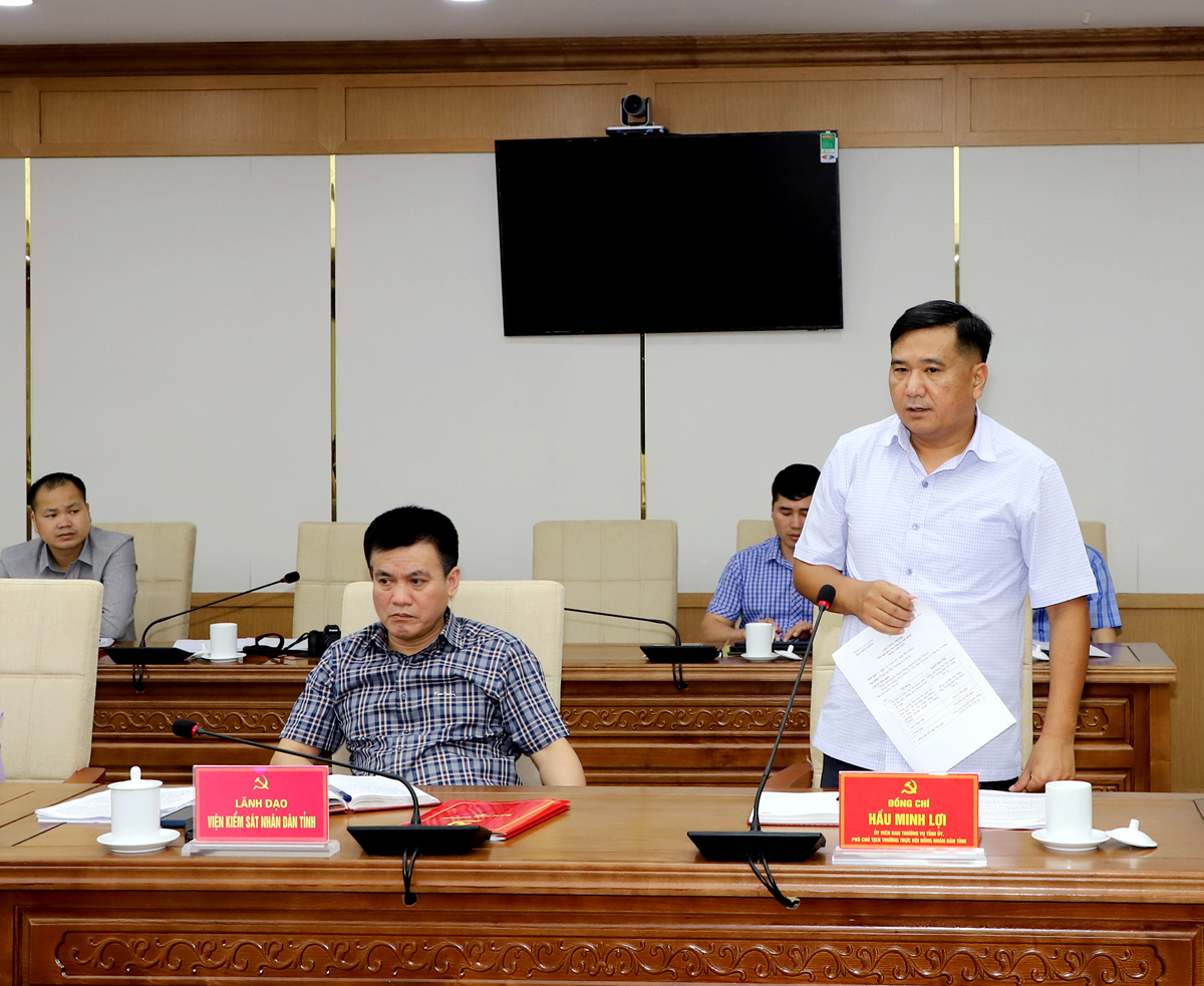Phó Chủ tịch Thường trực HĐND tỉnh Hầu Minh Lợi thảo luận tại hội nghị